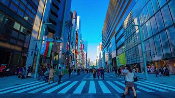 en Timelapse av de stad gata på de stadens centrum i ginza tokyo dagtid bred skott panorering video