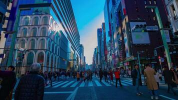 ein Zeitraffer von das Stadt Straße beim das Innenstadt im Ginza Tokyo tagsüber breit Schuss Zoomen video