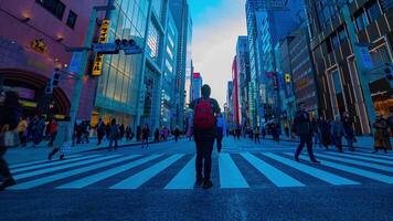 een timelapse van de stad straat Bij de downtown in Ginza tokyo dag breed schot pannen video