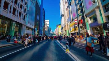 een timelapse van de stad straat Bij de downtown in Ginza tokyo dag breed schot pannen video