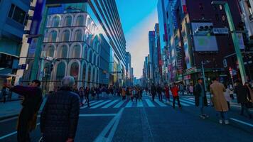 ein Zeitraffer von das Stadt Straße beim das Innenstadt im Ginza Tokyo tagsüber breit Schuss Schwenken video