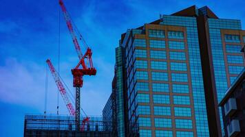 un lapso de tiempo de grúas a el debajo construcción en el edificio en tokio video