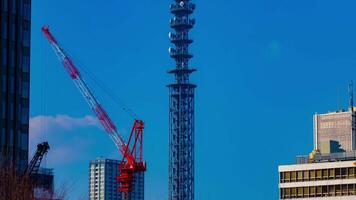 ein Zeitraffer von Kräne beim das unter Konstruktion hinter das Blau Himmel im Tokyo video