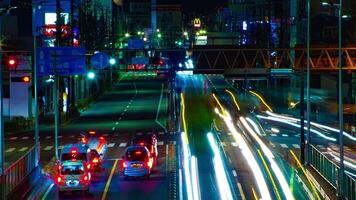 ein Zeitraffer von das Straße beim das Innenstadt im Tokyo beim Nacht lange Exposition Mitte Schuss Neigung video