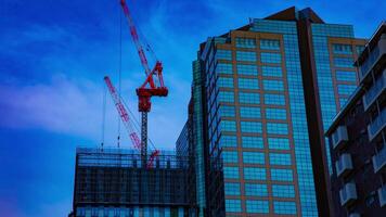 un lapso de tiempo de grúas a el debajo construcción en el edificio en tokio video