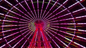 une laps de temps de ferris roue à le amusement parc dans tokyo à nuit video