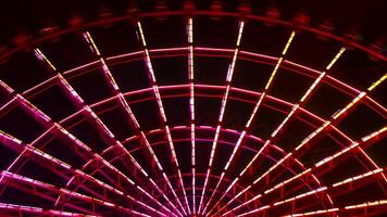 un' lasso di tempo di Ferris ruota a il divertimento parco nel tokyo a notte video
