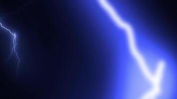 lins blossa och åskväder täcka över med blå och lila atmosfärisk fusion video