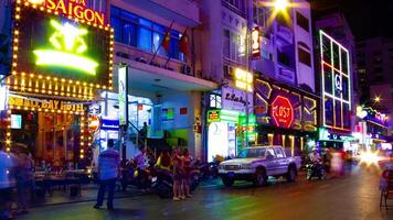 en natt Timelapse av de neon stadens centrum på bui vien gata i ho chi minh vietnam bred skott zoom video