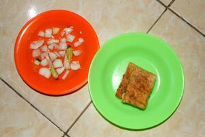 huevo martabak con rebanado plato foto