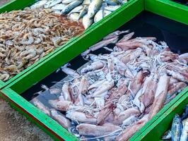 ventas de pindang pez, calamar y camarón foto