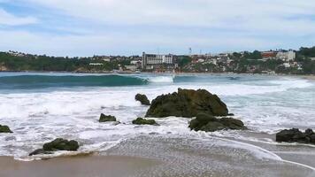 schön Felsen Klippen Aussicht Wellen beim Strand Küste Panorama Mexiko. video