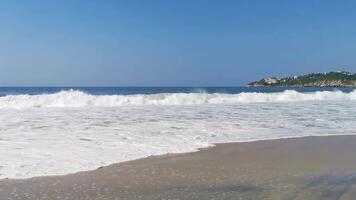 surpreendente enorme grande surfista ondas às de praia porto escondido México. video