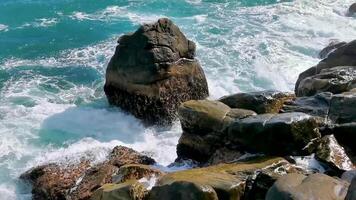 bellissimo rocce scogliere Visualizza onde a spiaggia costa panorama Messico. video