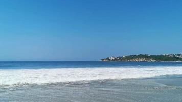 eccezionale enorme grande surfer onde a spiaggia puerto escondido Messico. video