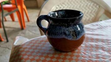 taza de café negro americano en el restaurante méxico. video