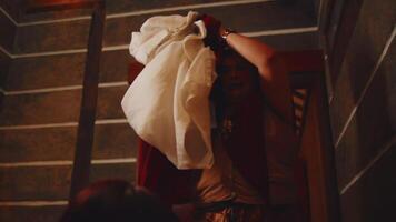 person i santa kostym bärande en säck på övervåningen, Semester begrepp video