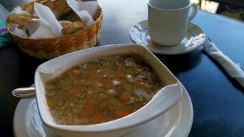 sopa de lentilha e cenoura muito agradável e rústica no méxico. video