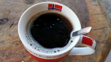 xícara de café norueguesa bule de café da noruega na mesa de madeira. video