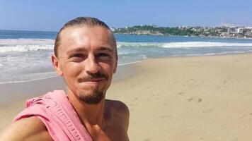 turista viaggiatore uomo fa onde spiaggia puerto escondido Messico. video