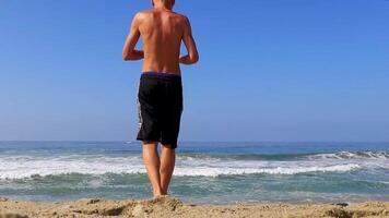 Jeune homme touristique avec vagues sur plage puerto escondido Mexique. video