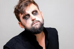 de cerca retrato de un hombre con un barba con maquillaje para Víspera de Todos los Santos en el estilo de el muertos vivientes foto