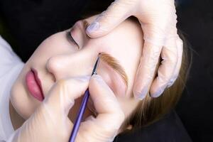 aplicando pintar a el del modelo Cejas con un cepillo después laminación foto