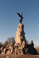 bronce Monumento de sirena con un cruzar en Roca en kadriorg parque en tallin, Estonia. escultura de rusalka a el Armada y el muerto marineros foto
