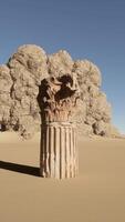 een steen pijler in de midden- van een woestijn video