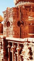 kompliziert Schnitzereien auf das Wände von ein majestätisch Tempel video