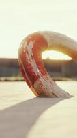 livboj på de stad strand på solnedgång video
