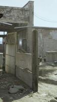 vieux abandonné industriel rue vue avec brique façades video
