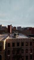 cidade pôr do sol Visão a partir de telhado do arranha-céu edifícios video