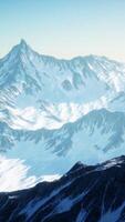 toneel- visie Aan besneeuwd matterhorn top in zonnig dag met blauw lucht video