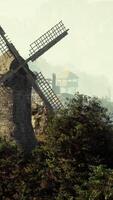 toneel- visie van de oud windmolen van collioure video