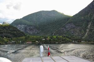 ver de Geirangerfjord desde el barco con noruego bandera, occidental fiordos, Noruega. escandinavo montañas de sunnylvsfjorden cañón foto