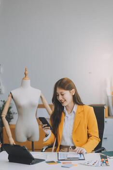 retrato hermosa sonrisa asiático diseñador mujer utilizar computadora en sastre tela Moda pequeño negocio en línea taller. joven propietario puesta en marcha emprendedor. creativo niña textil prenda SME negocio concepto foto