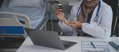 recortado ver de médico en blanco Saco participación botella medicamento, prescribir pastillas a enfermo paciente vía en línea consulta. familia terapeuta recomendar calidad medicamentos. cuidado de la salud, tratamiento concepto foto