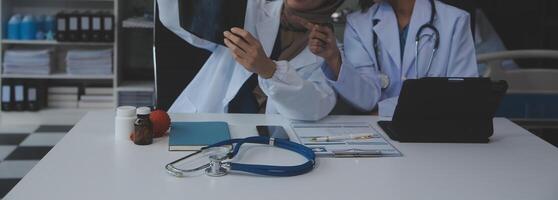 médico que se discute diagnóstico durante el reunión. grupo de médico que se discute trabajo importar en el oficina a trabajar. el médico equipo discute tratamiento opciones con el paciente. foto