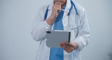 maduro masculino médico con tableta ordenador personal es dando presentación. borroso antecedentes adentro. foto