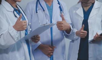 calidad cuidado de la salud es todas acerca de poniendo el paciente a el centro. Disparo de un grupo de médico practicantes teniendo un discusión en un hospital. foto