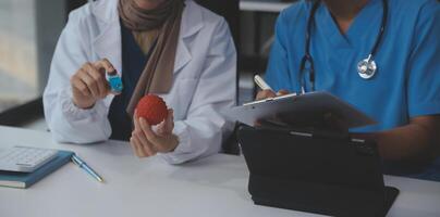 médico que se discute diagnóstico durante el reunión. grupo de médico que se discute trabajo importar en el oficina a trabajar. el médico equipo discute tratamiento opciones con el paciente. foto