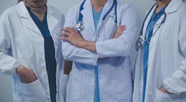 calidad cuidado de la salud es todas acerca de poniendo el paciente a el centro. Disparo de un grupo de médico practicantes teniendo un discusión en un hospital. foto