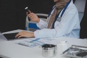 recortado ver de médico en blanco Saco participación botella medicamento, prescribir pastillas a enfermo paciente vía en línea consulta. familia terapeuta recomendar calidad medicamentos. cuidado de la salud, tratamiento concepto foto