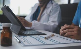 médico que se discute diagnóstico durante el reunión. grupo de médico que se discute trabajo importar en el oficina a trabajar. el médico equipo discute tratamiento opciones con el paciente. foto