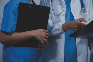 calidad cuidado de la salud es todas acerca de poniendo el paciente a el centro. Disparo de un grupo de médico practicantes teniendo un discusión en un hospital. foto