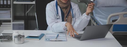 recortado ver de médico en blanco Saco participación botella medicamento, prescribir pastillas a enfermo paciente vía en línea consulta. familia terapeuta recomendar calidad medicamentos. cuidado de la salud, tratamiento concepto foto