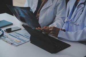 médico que se discute diagnóstico durante el reunión. grupo de médico que se discute trabajo importar en el oficina a trabajar. el médico equipo discute tratamiento opciones con el paciente. foto