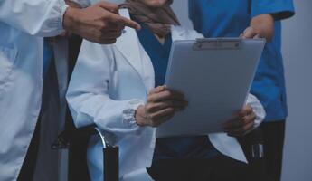 calidad cuidado de la salud es todas acerca de poniendo el paciente a el centro. Disparo de un grupo de médico practicantes teniendo un discusión en un hospital. foto