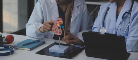 médico que se discute diagnóstico durante el reunión. grupo de médico que se discute trabajo importar en el oficina a trabajar. el médico equipo discute tratamiento opciones con el paciente. foto